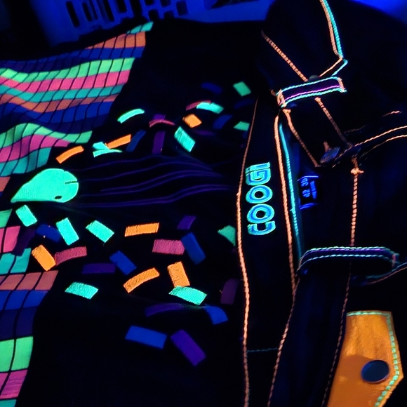 Coogi 42 blacklight (3d glasses required) - Picture 3 of 16